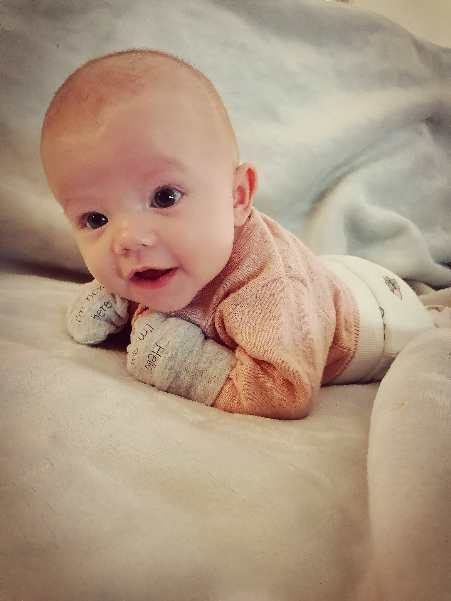 Milla a rejoint le concours — aidez-le/la à gagner de superbes lots ! baby, baby_sleeping, baby_toddler_clothing, cheek, comfort, eye, flash_photography, flooring, happy, iris, linens, lip, nose, person, skin, sleeve, smile, textile, toddler, tummy_time