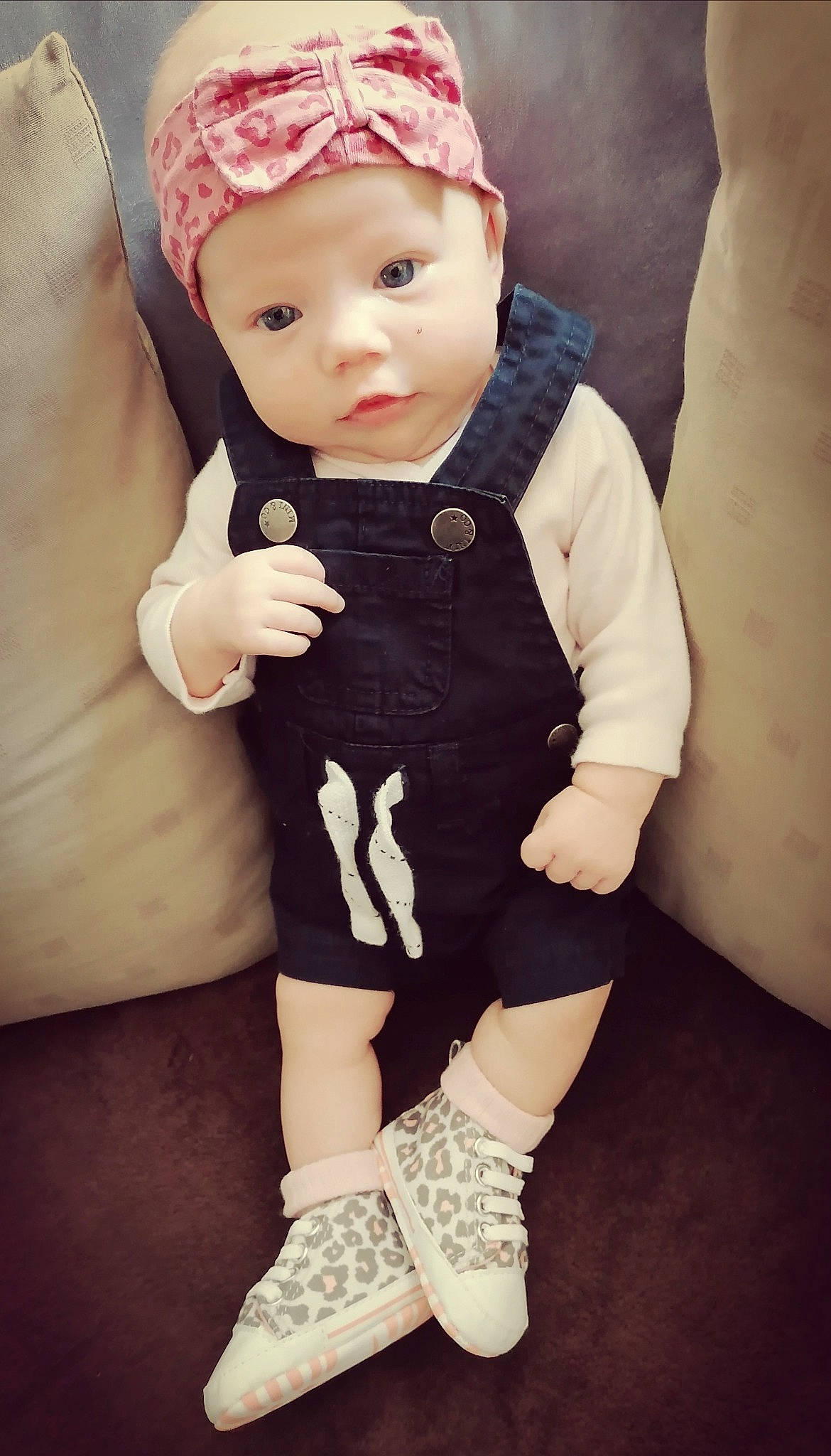 Milla a rejoint le concours — aidez-le/la à gagner de superbes lots ! arm, baby, baby_toddler_clothing, cap, cool, eye, hand, headwear, human, knee, outerwear, pattern, person, pink, skin, sleeve, sock, style, textile, thigh