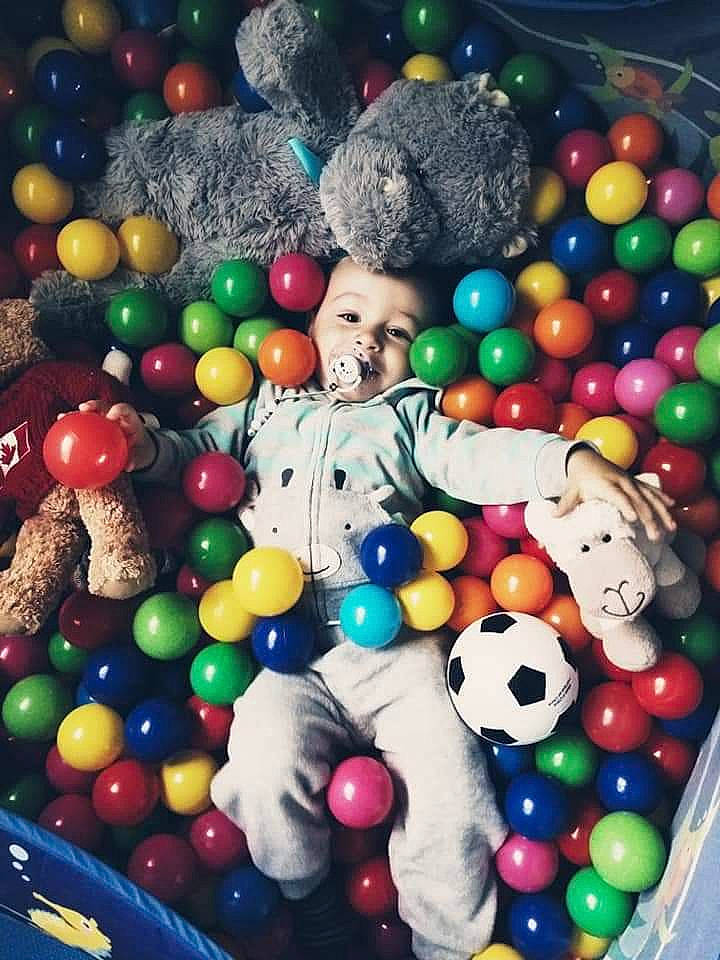 Loghan a rejoint le concours — aidez-le/la à gagner de superbes lots ! ball_pit, balloon, child, person, play, toddler, toy