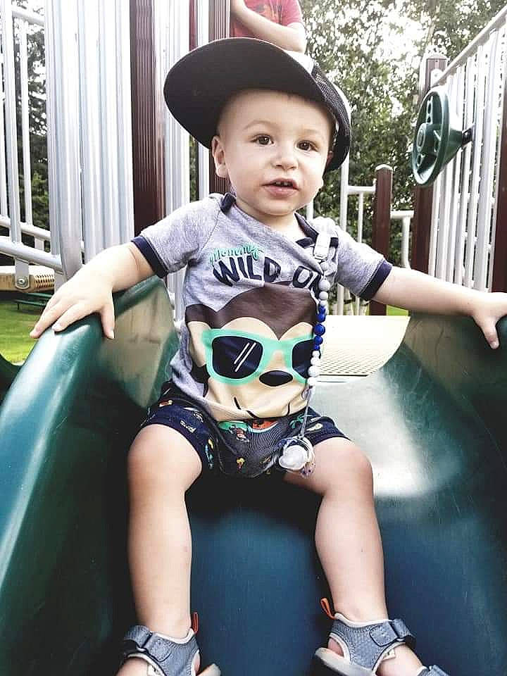 Loghan participe au concours pour gagner de l'argent avec cette photo : child, cool, fashion_accessory, fun, headgear, leg, male, person, photography, play, sleeve, smile, t_shirt, toddler, vacation