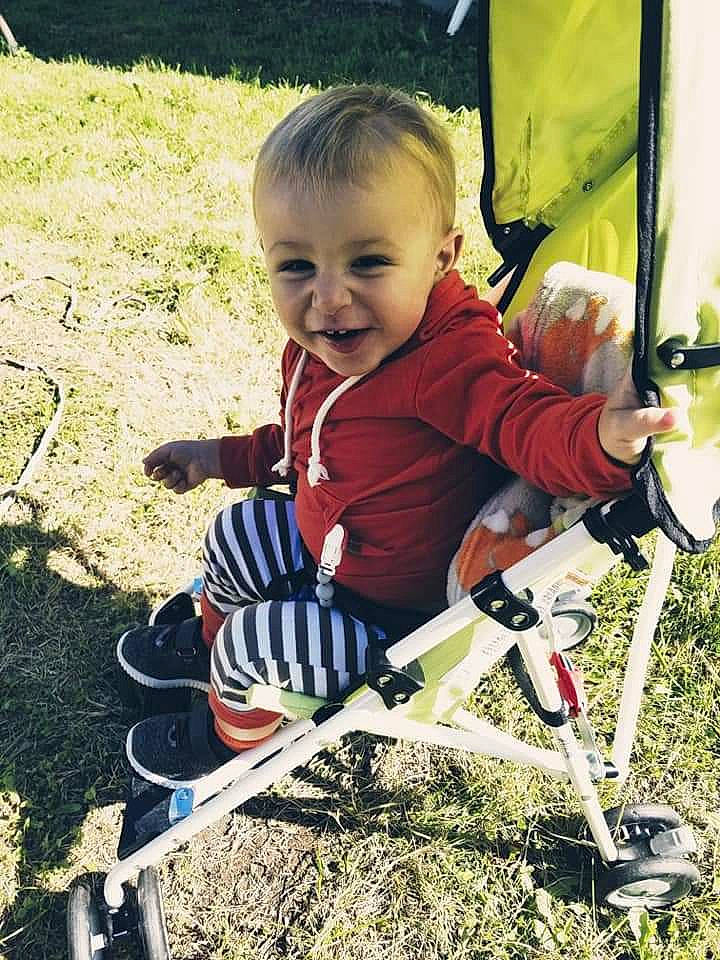 Loghan a rejoint le concours — aidez-le/la à gagner de superbes lots ! baby, child, grass, person, play, product, smile, summer, swing, toddler