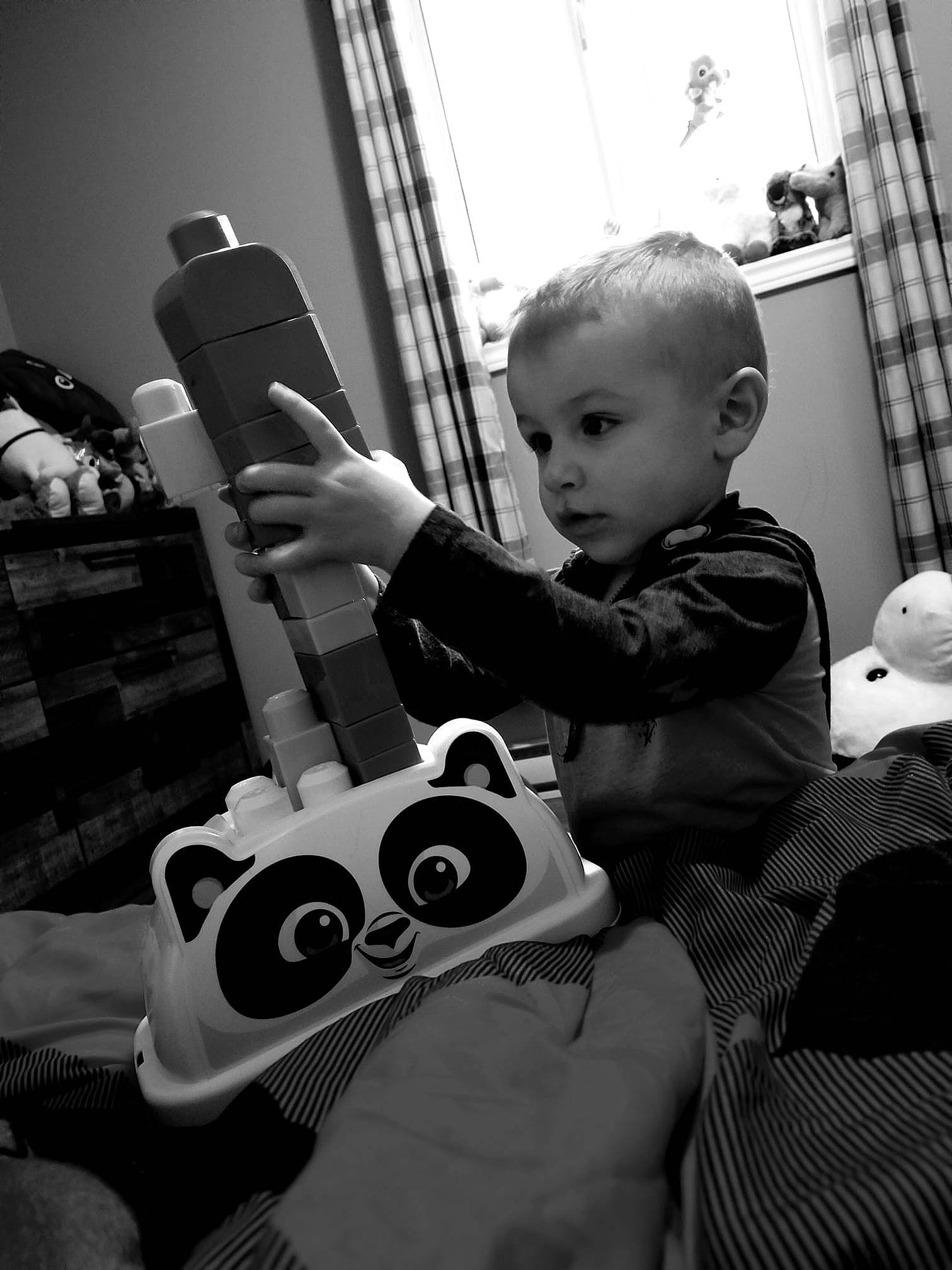 Loghan participe au concours pour gagner de l'argent avec cette photo : baby, black, black_and_white, child, family, monochrome, person, photography, play, snapshot, style, toddler, white