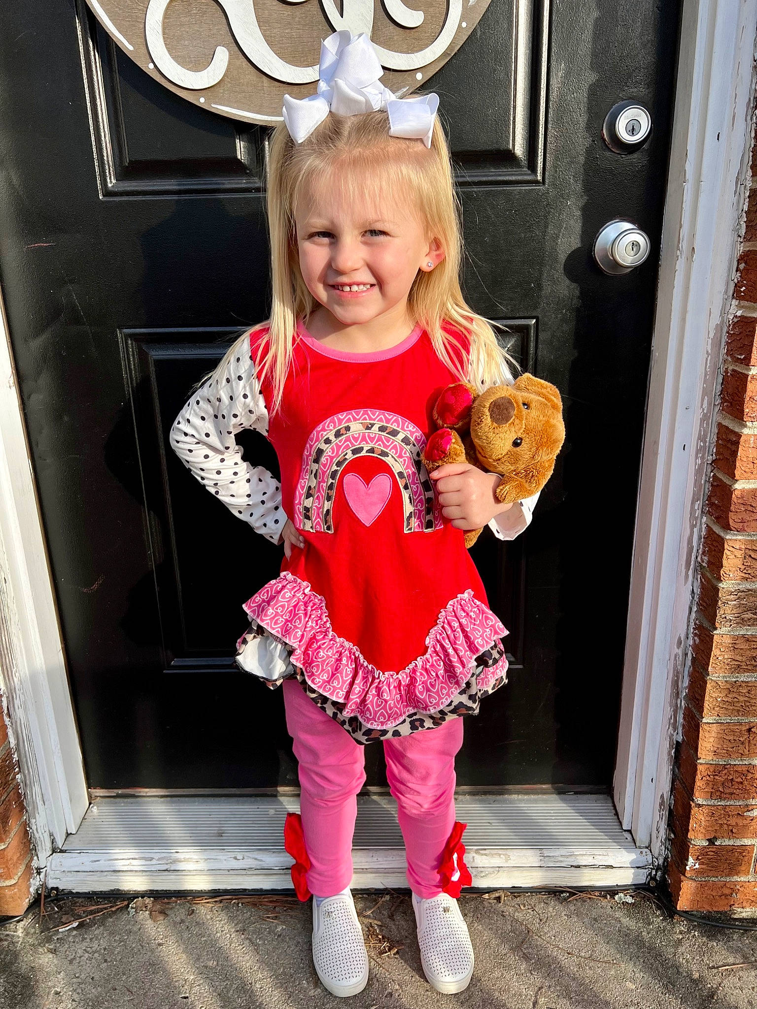 Layklynn is registered to the contest to win money with this photo: baby_toddler_clothing, child, design, eye, face, fawn, finger, fun, happy, head, human_body, joy, leg, magenta, mammal, pattern, person, pink, sleeve, smile
