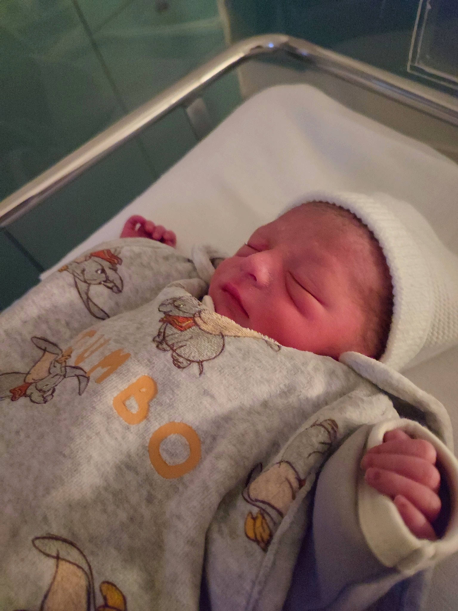 Thelyo a rejoint le concours — aidez-le/la à gagner de superbes lots ! baby, baby_products, baby_safety, baby_sleeping, baby_toddler_clothing, bed, bedding, bedtime, cheek, child, comfort, head, human_body, infant_bed, linens, nap, person, room, skin, sleeve