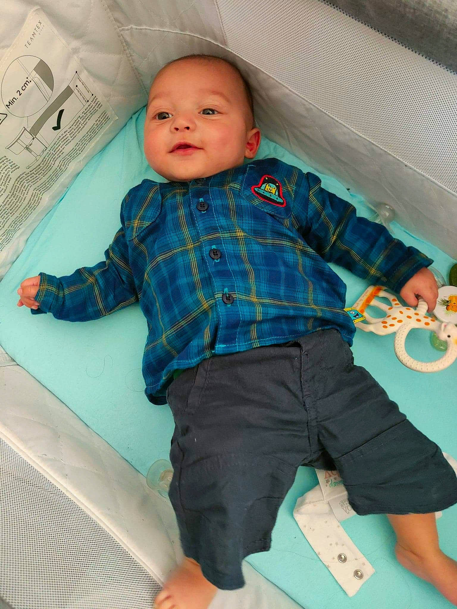 Thelyo participe au concours pour gagner de l'argent avec cette photo : azure, baby, baby_toddler_clothing, child, comfort, denim, finger, jacket, leg, outerwear, pattern, person, plaid, shirt, shorts, skin, sleeve, standing, t_shirt, textile