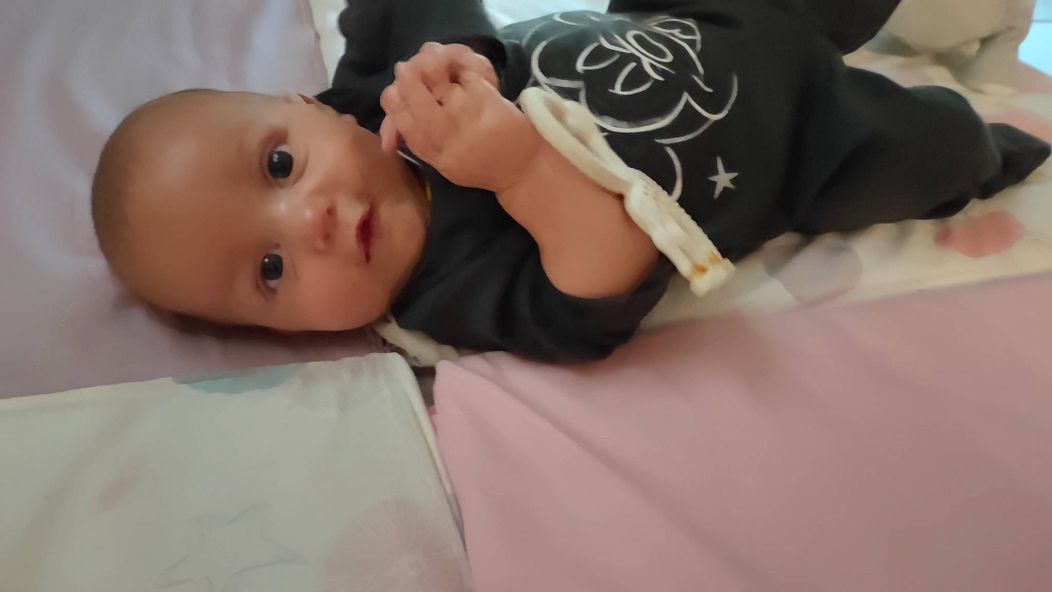 Thelyo a rejoint le concours — aidez-le/la à gagner de superbes lots ! baby, baby_toddler_clothing, cheek, child, comfort, eyebrow, eyelash, facial_expression, finger, happy, human_body, linens, lip, mammal, nose, person, skin, sleeve, toddler, tummy_time