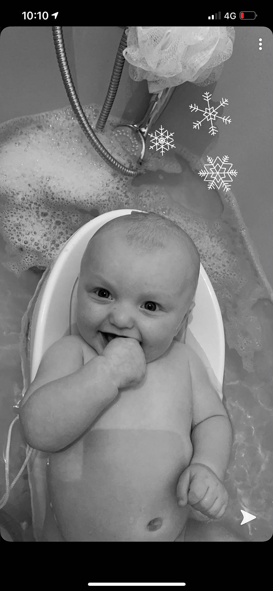 Sohan a rejoint le concours — aidez-le/la à gagner de superbes lots ! baby, baby_products, baby_toddler_clothing, black_and_white, cheek, chest, child, finger, flesh, monochrome, monochrome_photography, person, photography, silver, skin, stomach, style, toddler