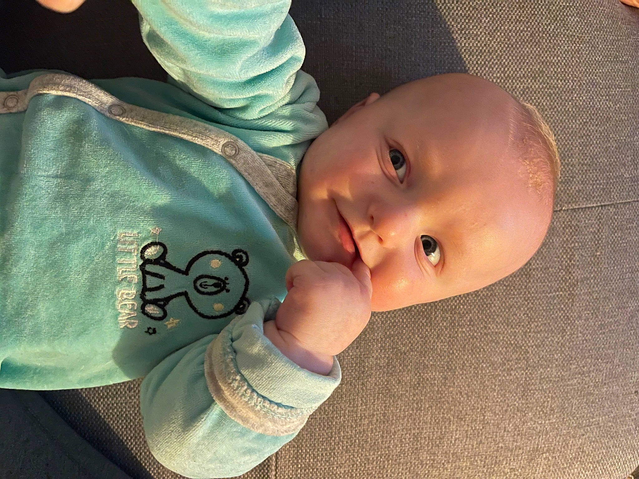 Sohan a rejoint le concours — aidez-le/la à gagner de superbes lots ! baby, baby_products, baby_toddler_clothing, bag, bib, cheek, child, person, toddler