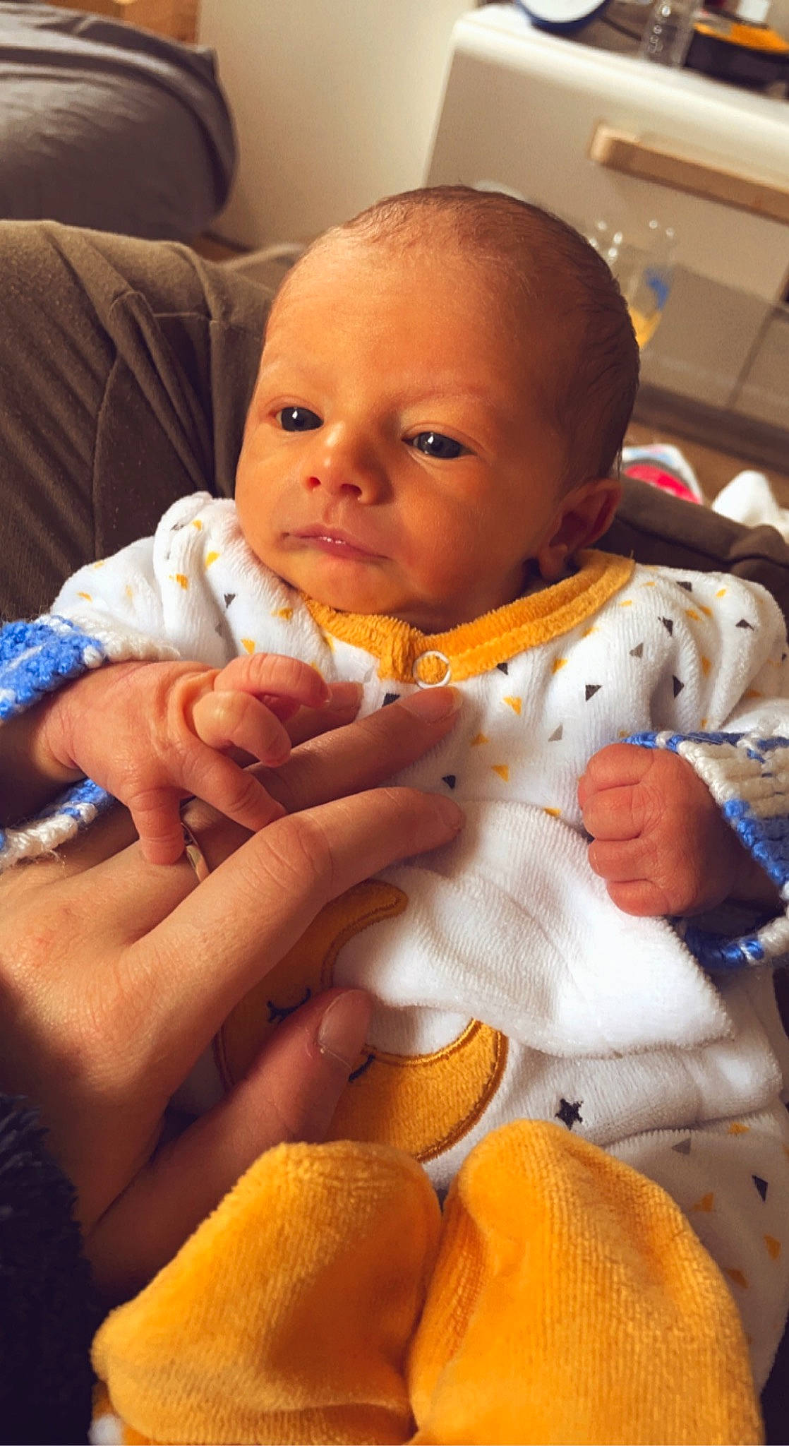 Lucenzo participe au concours pour gagner de l'argent avec cette photo : abdomen, baby, baby_products, baby_toddler_clothing, cheek, child, comfort, finger, fun, gesture, hand, mouth, nail, nose, orange, person, room, sitting, skin, thumb