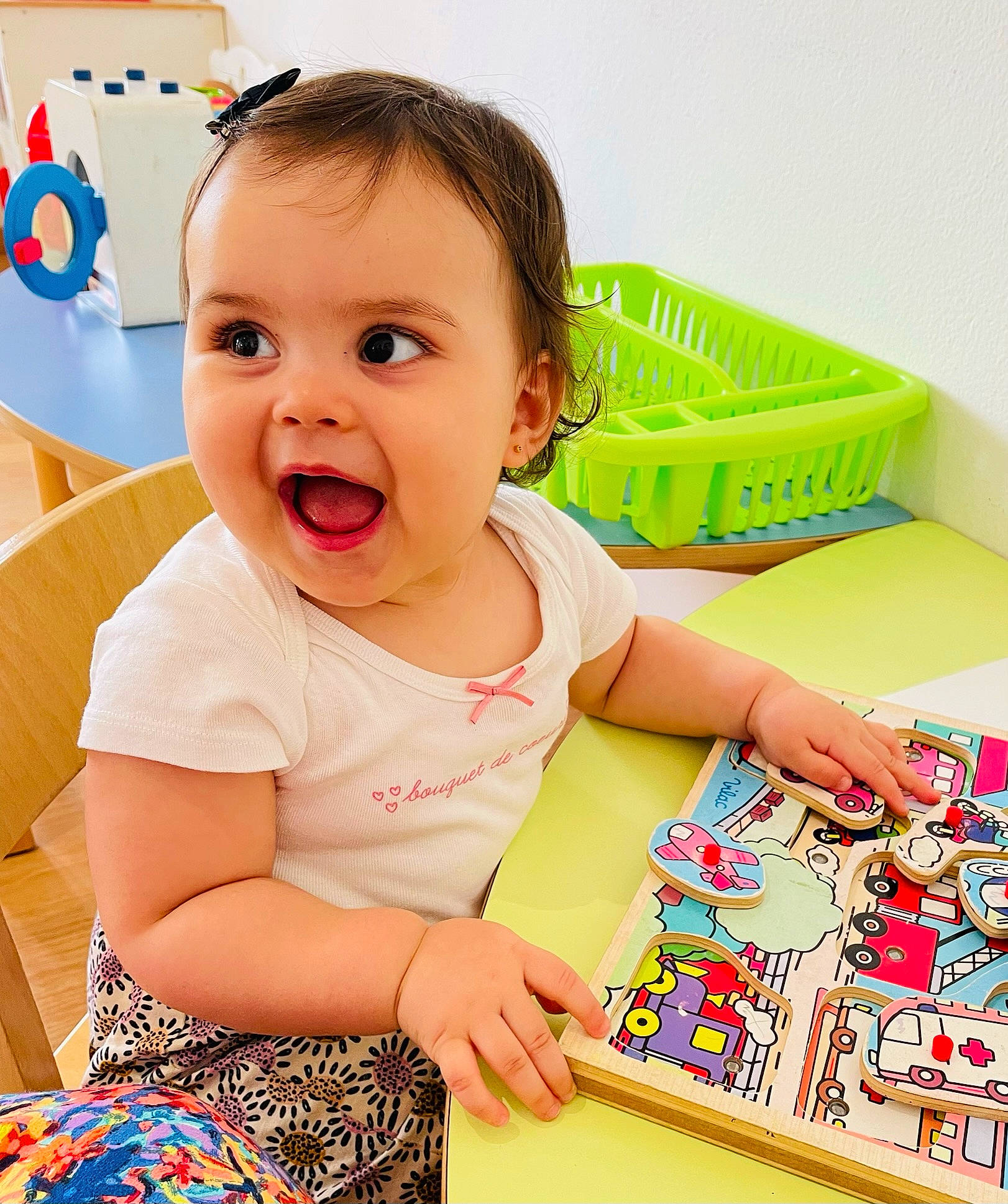 Annabelle participe au concours pour gagner de l'argent avec cette photo : baby, baby_playing_with_toys, baby_products, baby_toddler_clothing, box, cheek, child, fun, happy, leisure, pattern, person, play, room, sitting, skin, sleeve, smile, t_shirt, toddler
