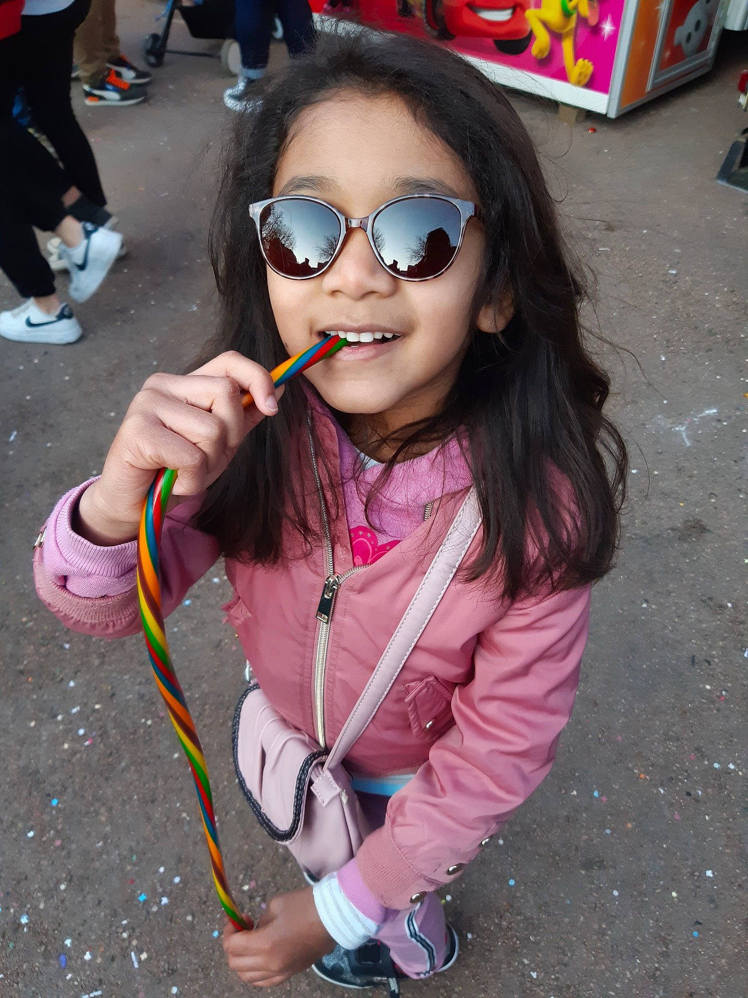 Ilona a rejoint le concours — aidez-le/la à gagner de superbes lots ! asphalt, child, cool, eyewear, fashion_accessory, fun, glasses, goggles, happy, joy, leisure, magenta, person, personal_protective_equipment, photograph, pink, purple, recreation, smile, snapshot