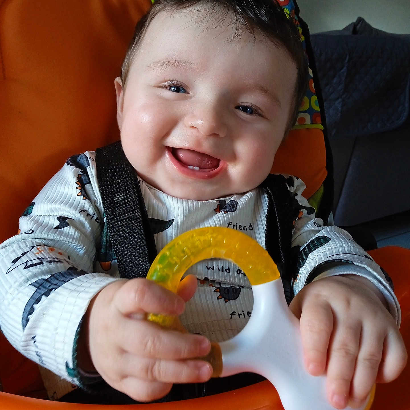 Matteo participe au concours pour gagner de l'argent avec cette photo : baby, babylaughing, bodypart, clothing, couch, cutlery, face, finger, furniture, hand, happy, hat, head, laughing, mouth, person, photography, portrait, smile, spoon