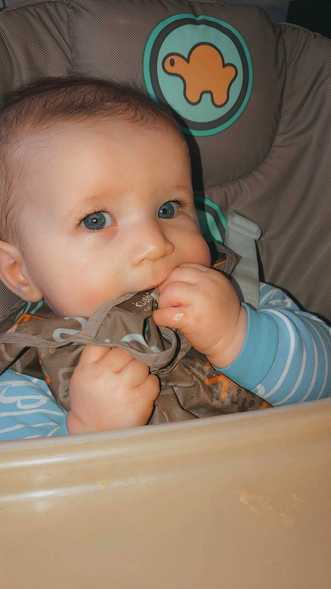 Dylan participe au concours pour gagner de l'argent avec cette photo : baby, baby_products, baby_toddler_clothing, cheek, child, finger, iris, lip, nail, organ, person, skin, thumb, toddler