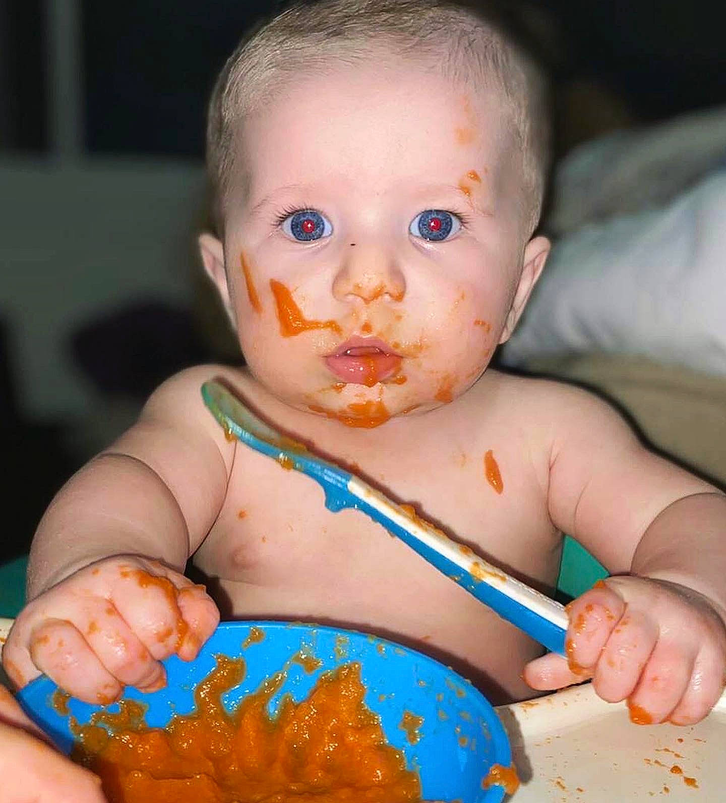 Dylan participe au concours pour gagner de l'argent avec cette photo : baby, baby_playing_with_food, cheek, child, ear, eating, finger, flesh, kitchen_utensil, muscle, nail, organ, person, plate, skin, stomach, taste, thumb, toddler