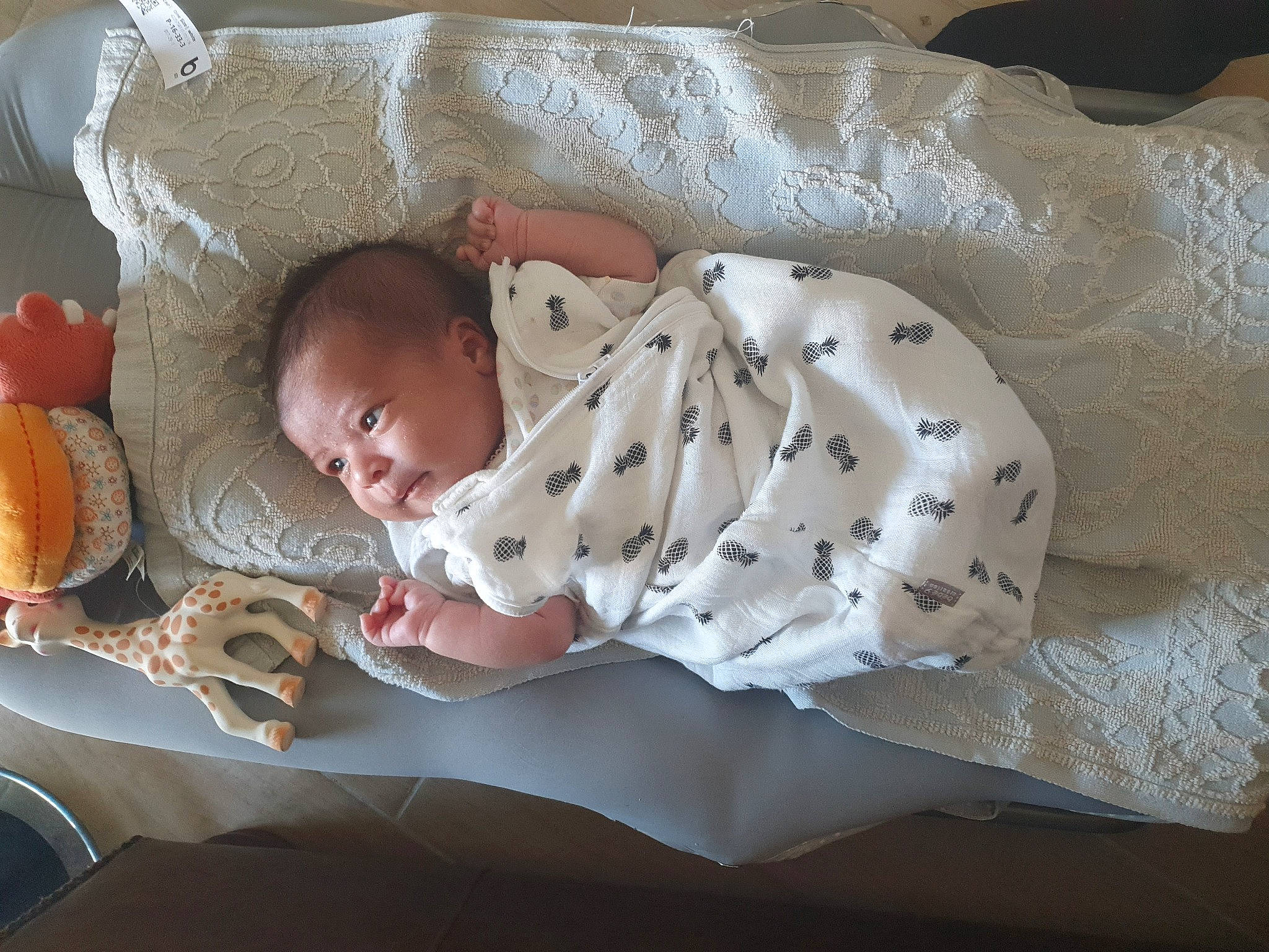 Alexandre a rejoint le concours — aidez-le/la à gagner de superbes lots ! baby, baby_products, baby_safety, baby_sleeping, baby_toddler_clothing, bed, bedding, bedtime, child, comfort, head, infant_bed, linens, nap, pattern, person, sitting, sleep, sleeve, toddler