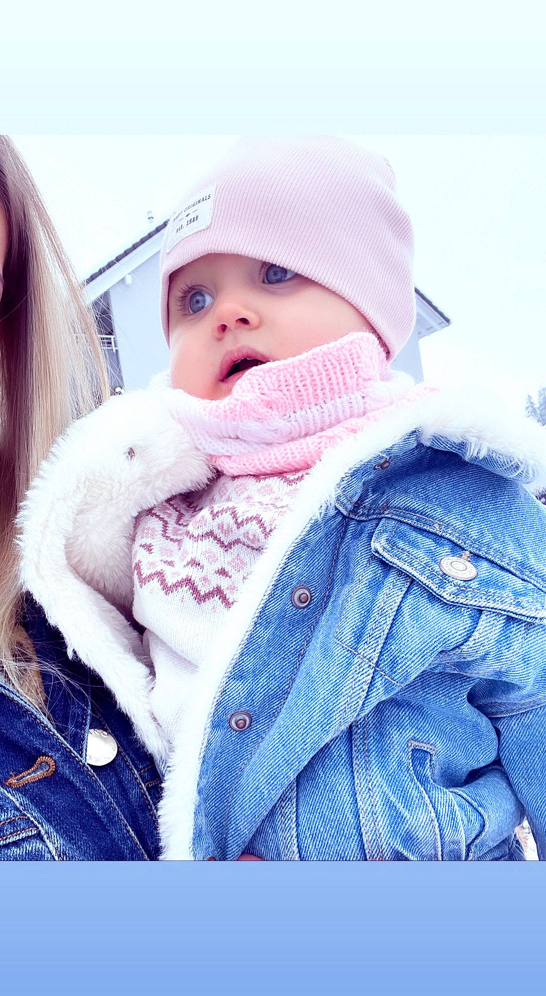 Chloé participe au concours pour gagner de l'argent avec cette photo : baby, cap, child, cool, electric_blue, freezing, fur, fur_clothing, gesture, happy, headgear, jacket, knit_cap, person, pink, skin, sleeve, street_fashion, textile, toddler
