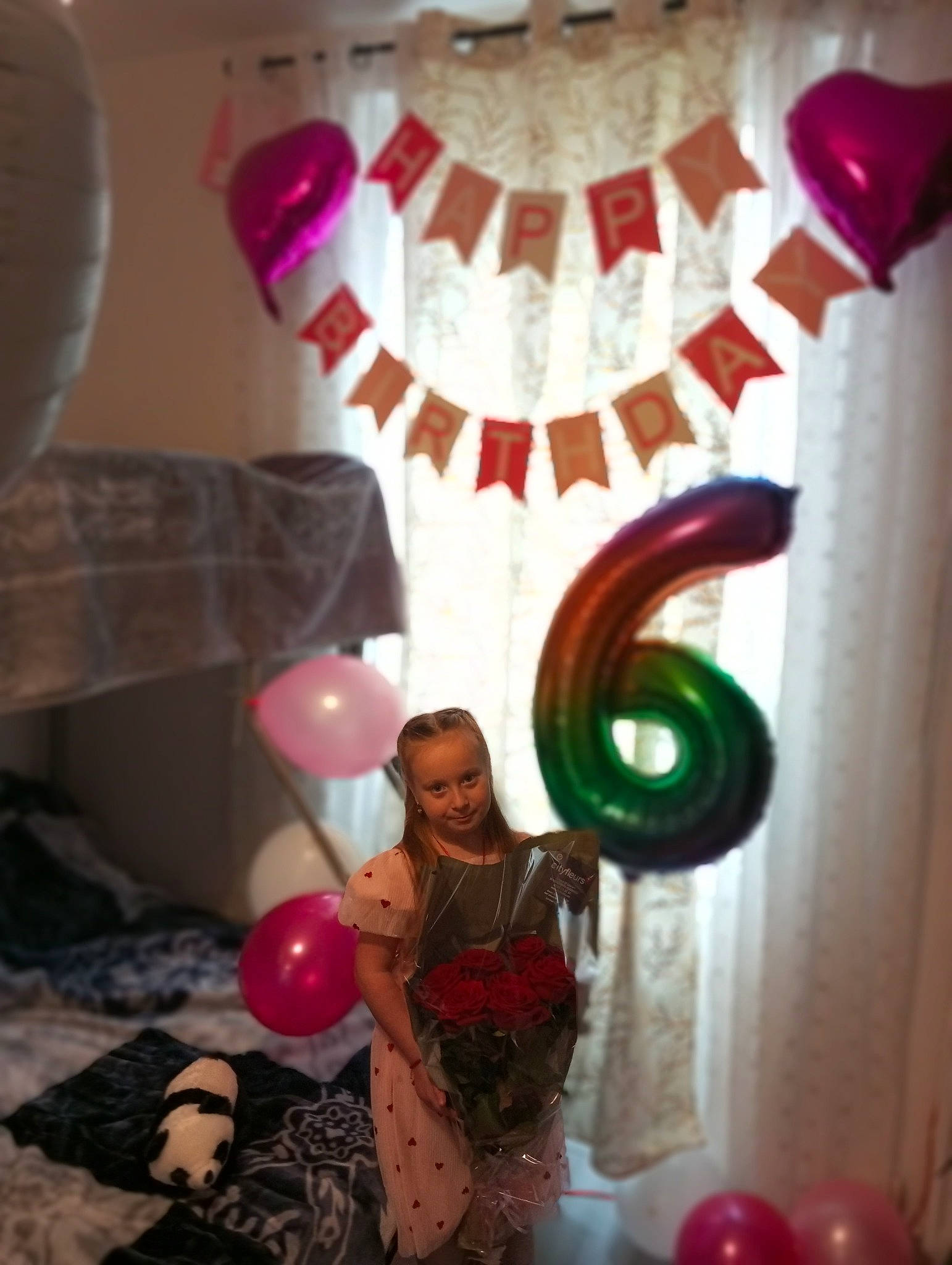 Ionela a rejoint le concours — aidez-le/la à gagner de superbes lots ! balloon, beauty, circle, decoration, event, fun, happy, joy, lantern, light_fixture, lighting, lighting_accessory, magenta, party, party_supply, pattern, person, pink, red, room