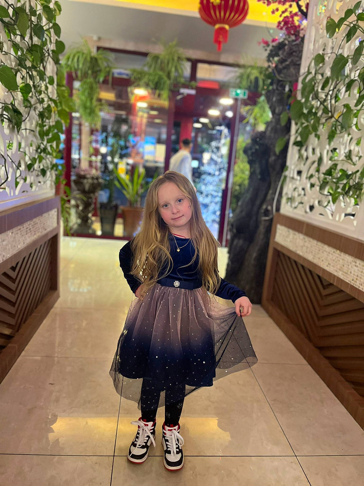 Ionela a rejoint le concours — aidez-le/la à gagner de superbes lots ! bag, boot, city, event, fashion_design, flooring, fun, happy, leisure, pattern, person, plant, shoe, shopping, sidewalk, sneakers, toddler, travel, waist, white