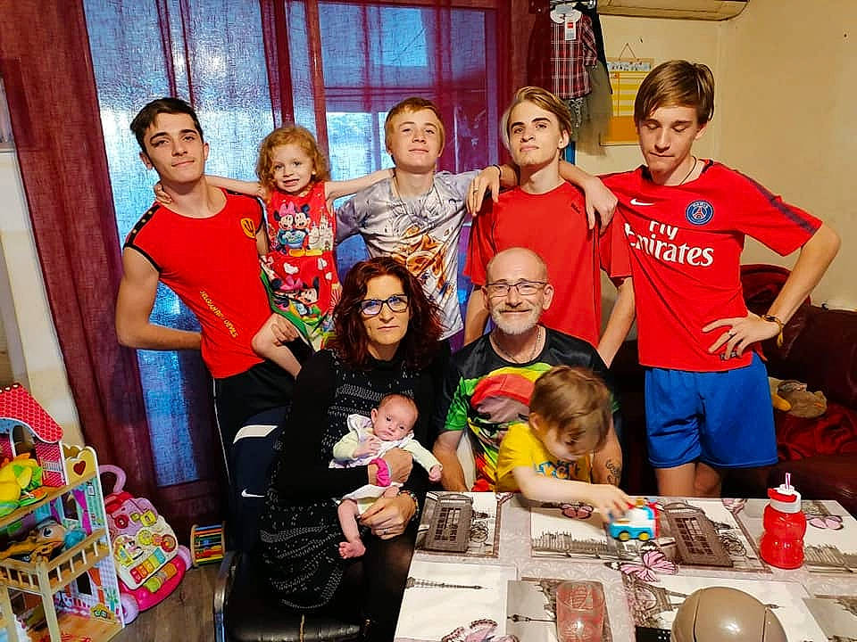 Rihanna participe au concours pour gagner de l'argent avec cette photo : box, couch, dishware, family, family_reunion, holiday, human, joy, living_room, mouth, nose, party, people, person, plate, sharing, social_group