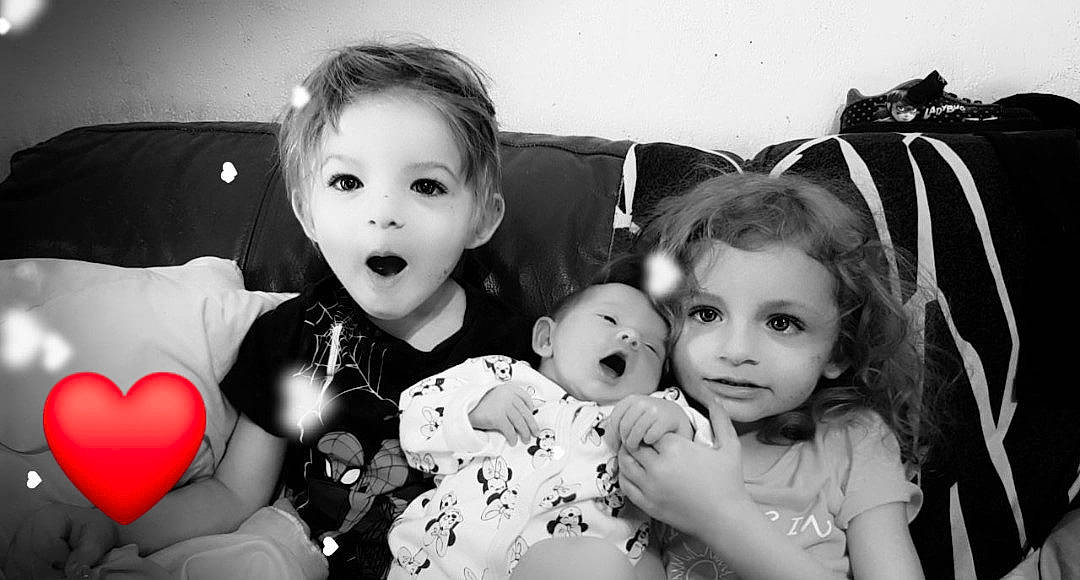 Rihanna a rejoint le concours — aidez-le/la à gagner de superbes lots ! baby, baby_playing_with_toys, baby_products, baby_toddler_clothing, baby_toys, cheek, child, eye, human, iris, love, mouth, nose, person, plush, stuffed_toy, toddler, toy