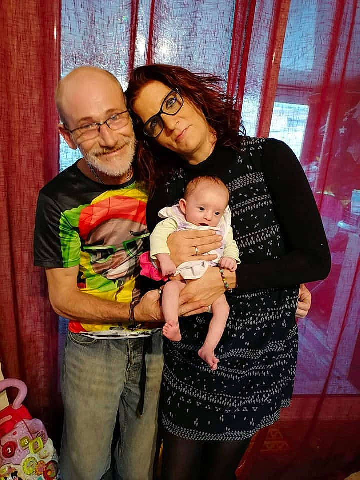 Rihanna participe au concours pour gagner de l'argent avec cette photo : baby, baby_toddler_clothing, beard, box, child, comfort, curtain, eyewear, family, glasses, head, holiday, hug, human, interaction, joy, lap, love, person, toddler