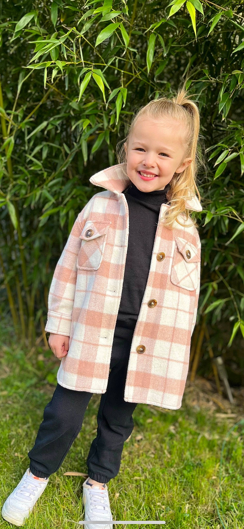 Eline participe au concours pour gagner de l'argent avec cette photo : blazer, blond, brown_hair, child, collar, dress, dress_shirt, formal_wear, grass, happy, joy, outerwear, pattern, people_in_nature, person, plaid, plant, sleeve, smile, tartan