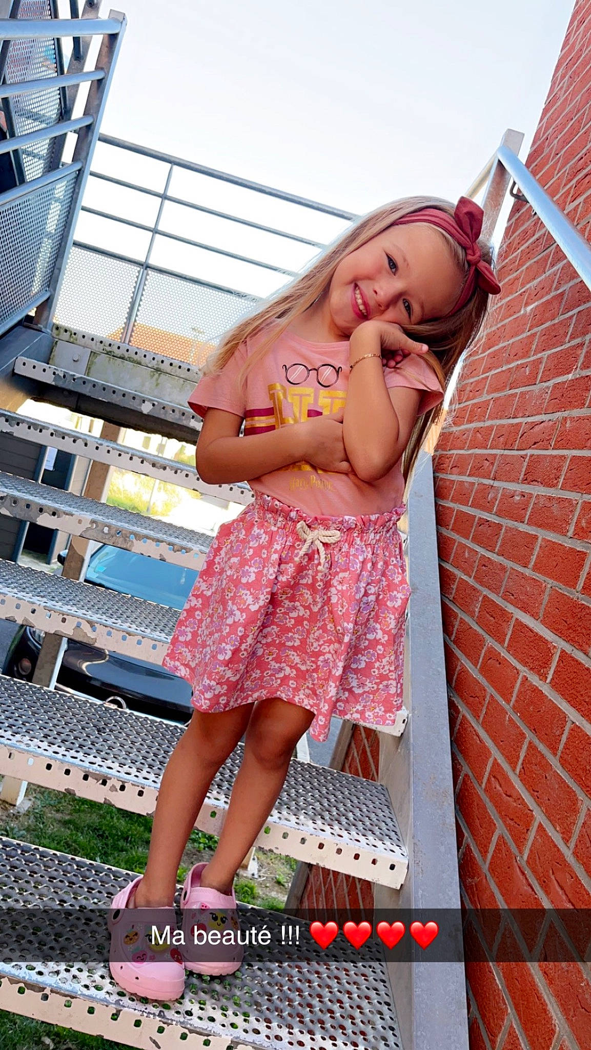 Eline participe au concours pour gagner de l'argent avec cette photo : advertising, calf, child, fashion_design, flash_photography, flesh, foot, fun, happy, human_leg, joy, knee, leisure, magenta, pattern, person, pink, sandal, thigh, toddler