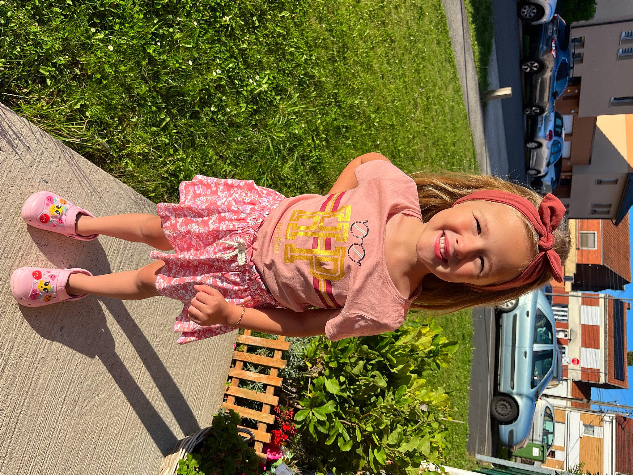 Eline a rejoint le concours — aidez-le/la à gagner de superbes lots ! baby, beauty, child, city, eyewear, fun, grass, human_leg, joy, leisure, people_in_nature, person, pink, plant, recreation, sandal, sidewalk, thigh, toddler, tree