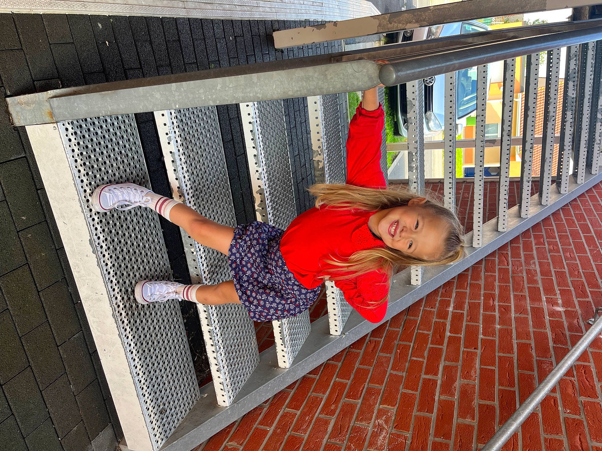 Eline participe au concours pour gagner de l'argent avec cette photo : child, composite_material, fence, fun, handrail, human_leg, joy, leisure, mesh, metal, pattern, person, shorts, thigh, toddler, wood