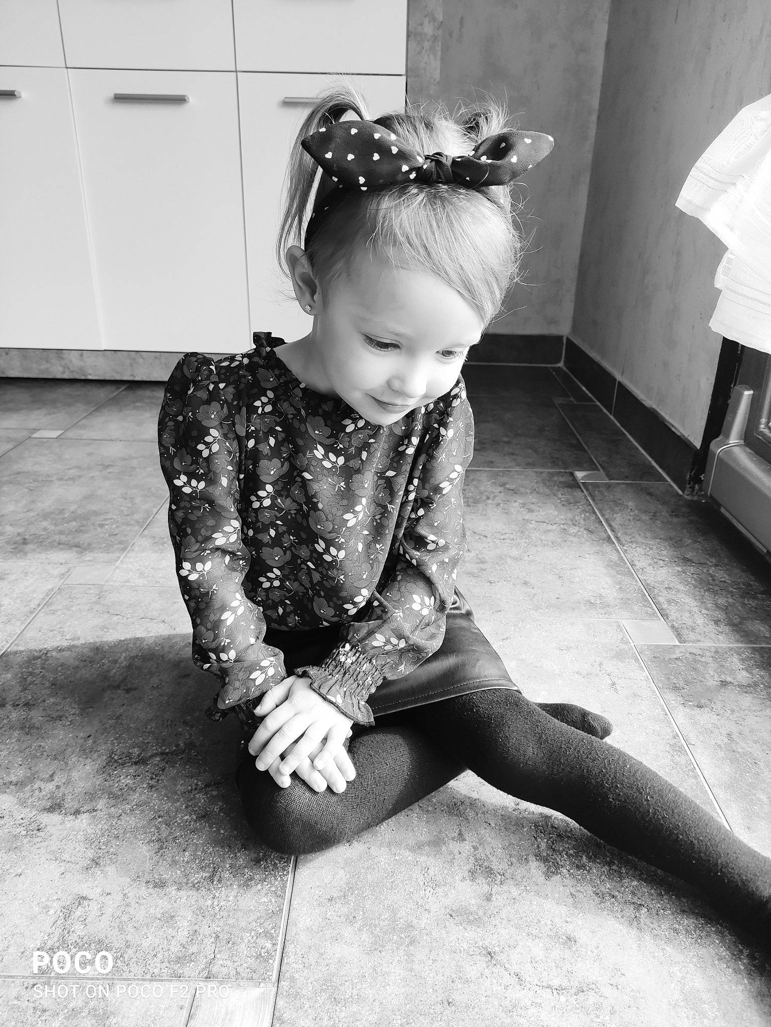 Callie a rejoint le concours — aidez-le/la à gagner de superbes lots ! baby_toddler_clothing, black, black_and_white, eye, flash_photography, floor, flooring, fun, hair, happy, head, headgear, human_leg, monochrome, monochrome_photography, person, shoulder, smile, style, toddler