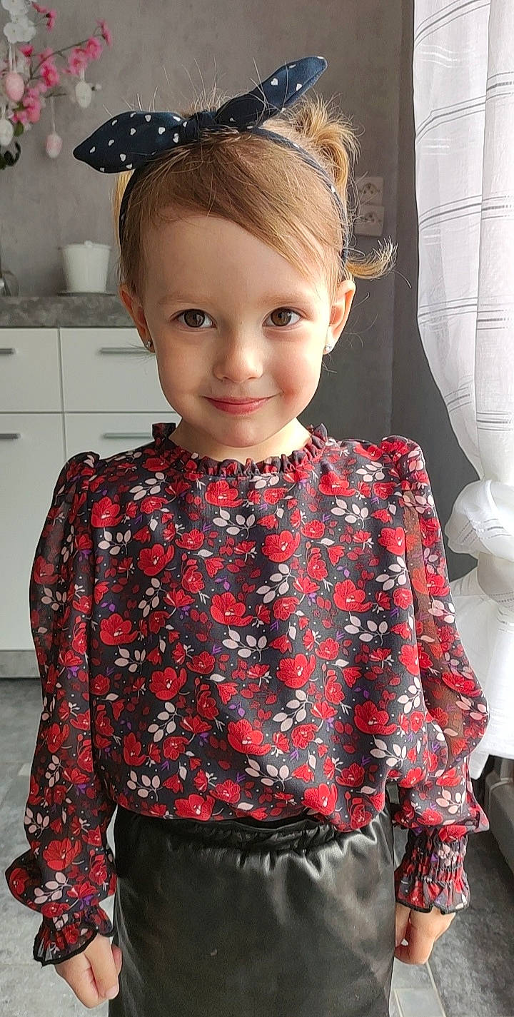 Callie participe au concours pour gagner de l'argent avec cette photo : black, cabinetry, clothing, collar, dress, fashion, hair, hairstyle, human, joint, joy, neck, outerwear, person, shoulder, sleeve, smile, standing, street_fashion, tartan