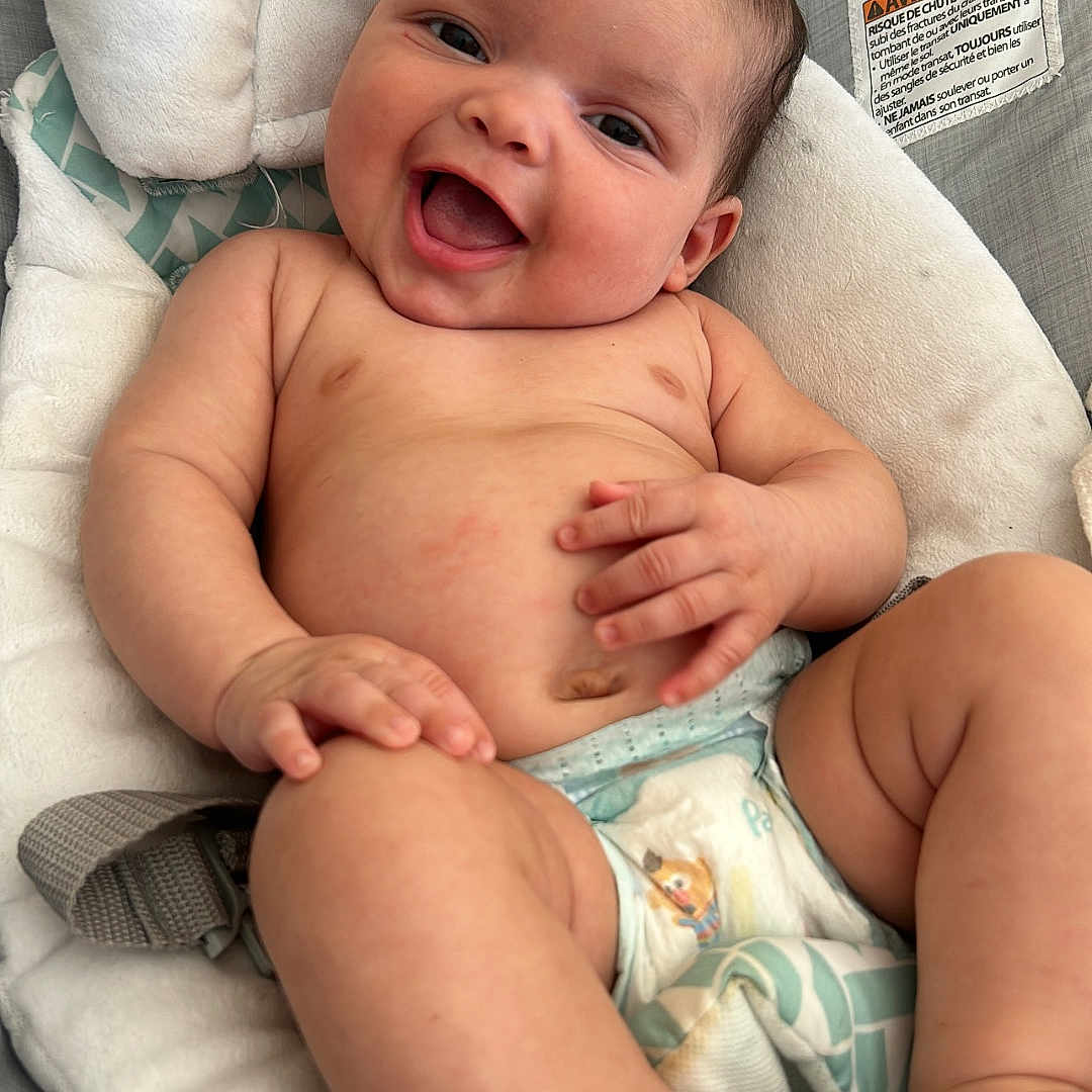 Driv'Venn is registered to the contest to win money with this photo: architecture, baby, bed, bodypart, building, crib, cushion, diaper, face, finger, furniture, hand, happy, head, homedecor, infantbed, newborn, person, photography, portrait