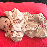 Sara a rejoint le concours — aidez-le/la à gagner de superbes lots ! baby, infant, newborn, pink_blanket, onesie, bow, clothing, lying_down, portrait, wide_eyes, hand, socks, soft_texture, cozy, cute, indoors, head, face, blanket, young_child