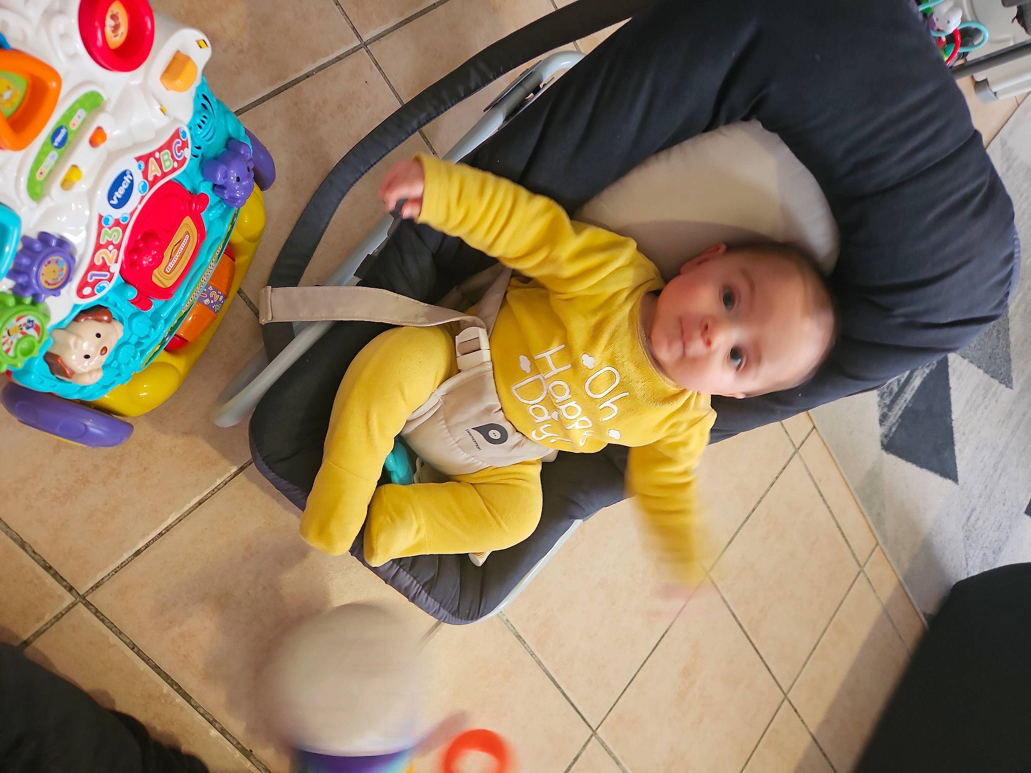Nolan participe au concours pour gagner de l'argent avec cette photo : baby, baby_carriage, baby_products, baby_safety, baby_toddler_clothing, cheek, child, cleanliness, comfort, floor, flooring, fun, happy, person, room, sitting, toddler, wood