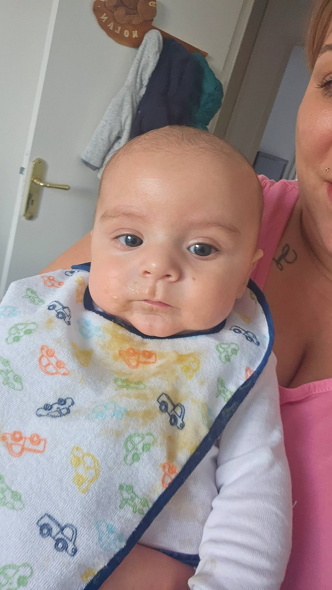 Nolan a rejoint le concours — aidez-le/la à gagner de superbes lots ! baby, baby_products, baby_toddler_clothing, cheek, child, chin, door, eye, eyelash, face, facial_expression, hairstyle, happy, iris, neck, nose, person, skin, sleeve, smile