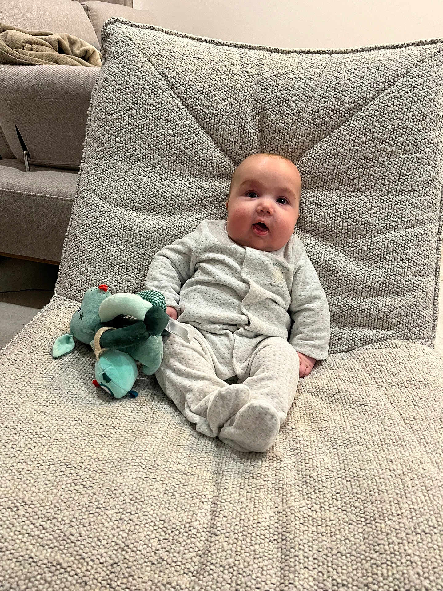 Marcel participe au concours pour gagner de l'argent avec cette photo : baby, child, comfort, cozy, cushion, cute, elephant_toy, fabric, home, indoor, infant, pajamas, person, plush_toy, relaxed, seated, sofa, soft_toys, stuffed_animal, texture