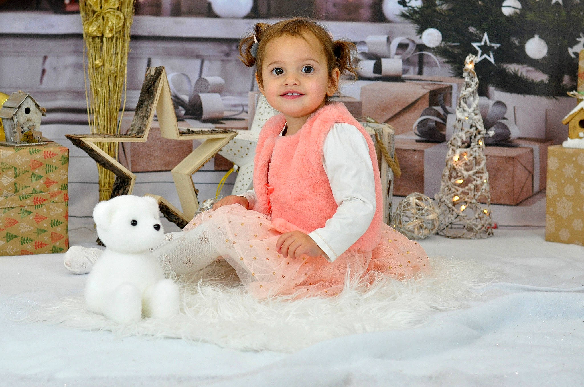 Maïana participe au concours pour gagner de l'argent avec cette photo : baby, child, child_model, doll, joy, person, pink, play, room, sitting, smile, toddler, toy