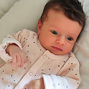 Lina participe au concours pour gagner de l'argent avec cette photo : baby, infant, cute, portrait, face, eyes, pink_onesie, dots, soft, blanket, sleepwear, newborn, child, cozy, lying_down, skin, hand, hair, indoors, resting