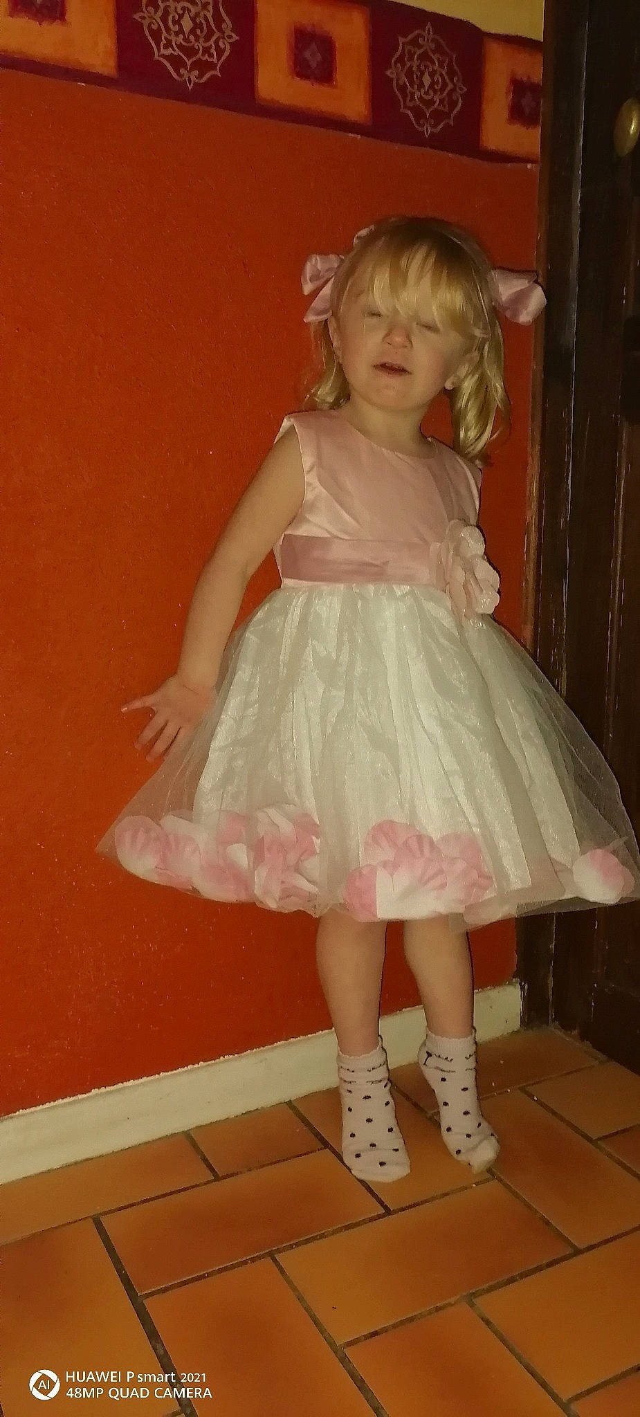 Madison a rejoint le concours — aidez-le/la à gagner de superbes lots ! baby_toddler_clothing, child, clothing, day_dress, dress, eye, hair, hairstyle, iris, joint, leg, long_hair, one_piece_garment, person, pink, ruffle, shoulder, sleeve, smile, textile