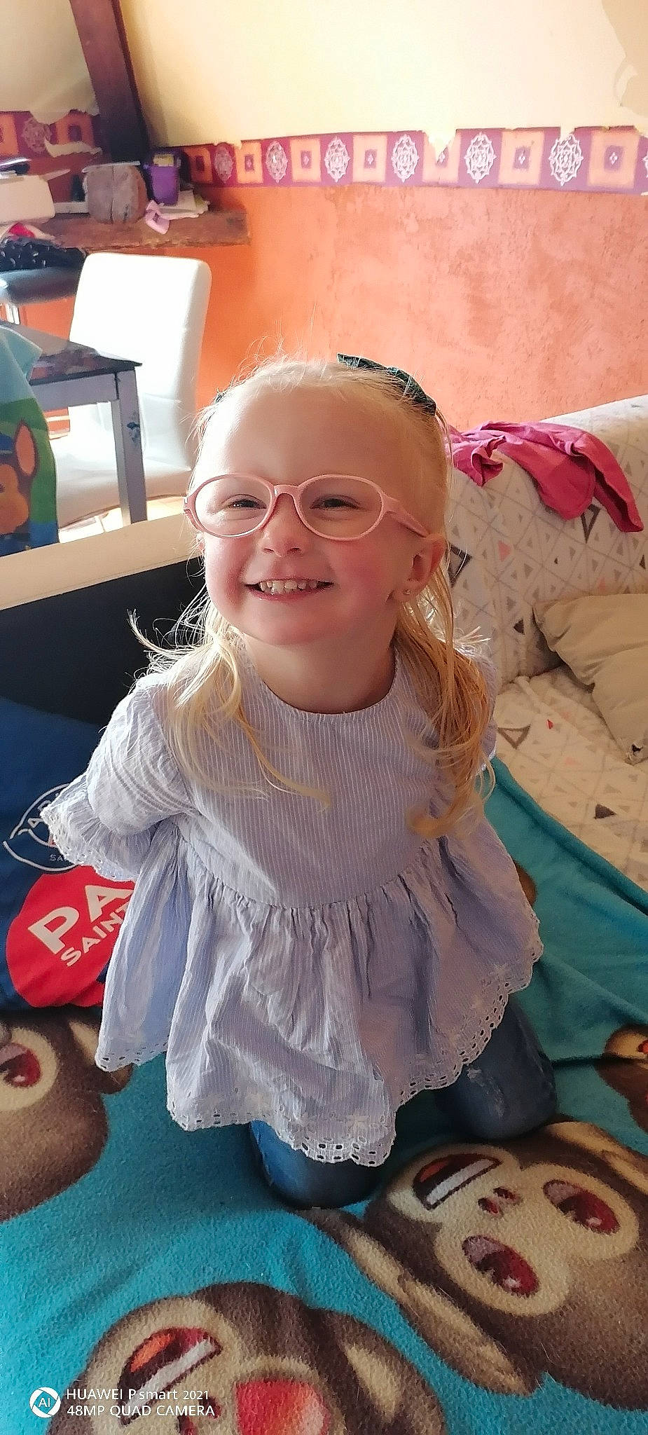 Madison a rejoint le concours — aidez-le/la à gagner de superbes lots ! baby, blond, chair, child, event, eyewear, fashion_accessory, fun, glasses, happy, joy, leisure, person, personal_protective_equipment, pink, recreation, sitting, skin, smile, textile