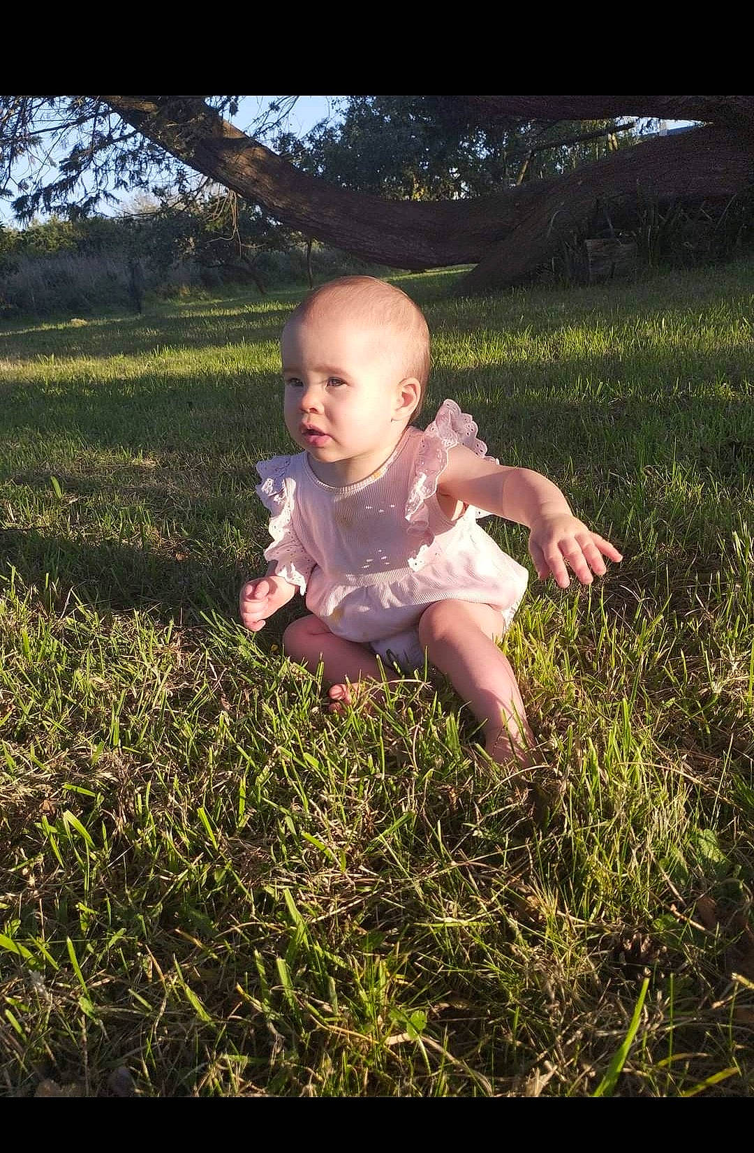Lya participe au concours pour gagner de l'argent avec cette photo : adaptation, baby, baby_toddler_clothing, child, flash_photography, fun, grass, grassland, happy, lawn, mammal, meadow, people_in_nature, person, plant, prairie, sitting, soil, sunlight, toddler