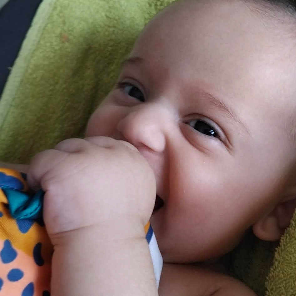 Loucas participe au concours pour gagner de l'argent avec cette photo : baby, cheerful, child, close_up, cute, expression, eyes, face, hand, happy, human, indoors, infant, natural_light, portrait, relaxed, skin, smile, towel, young
