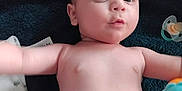 Loucas participe au concours pour gagner de l'argent avec cette photo : arm, baby, blanket, blue_toy, child, cute, diaper, expression, face, hand, indoor, infant, lying_down, pacifier, pink_toy, playful, skin, small, towel, toy