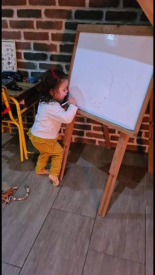 Anna a rejoint le concours — aidez-le/la à gagner de superbes lots ! art, artist, child, computer_keyboard, easel, flooring, fun, hardwood, leisure, office_supplies, paint, person, plywood, room, sandal, sitting, t_shirt, toddler, visual_arts, wood