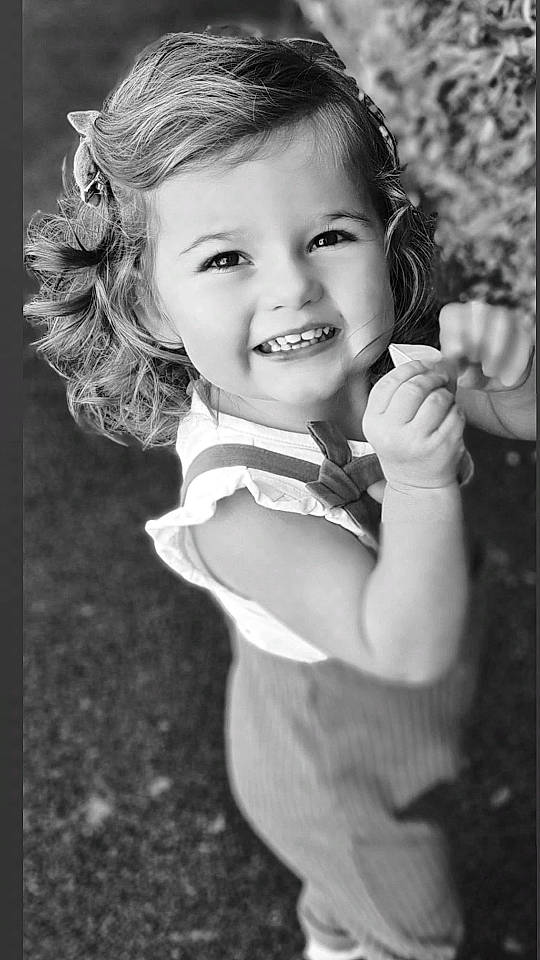 Anna participe au concours pour gagner de l'argent avec cette photo : arm, black_and_white, cheek, chin, flash_photography, gesture, grass, hair, hairstyle, hand, happy, iris, joy, lip, nose, people_in_nature, person, plant, smile, standing