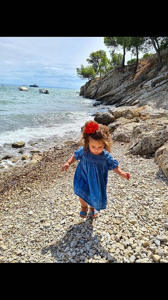 Anna a rejoint le concours — aidez-le/la à gagner de superbes lots ! azure, beach, coast, fun, horizon, landscape, leisure, ocean, people_in_nature, person, recreation, rock, sand, shore, sky, summer, tourism, travel, tree, water