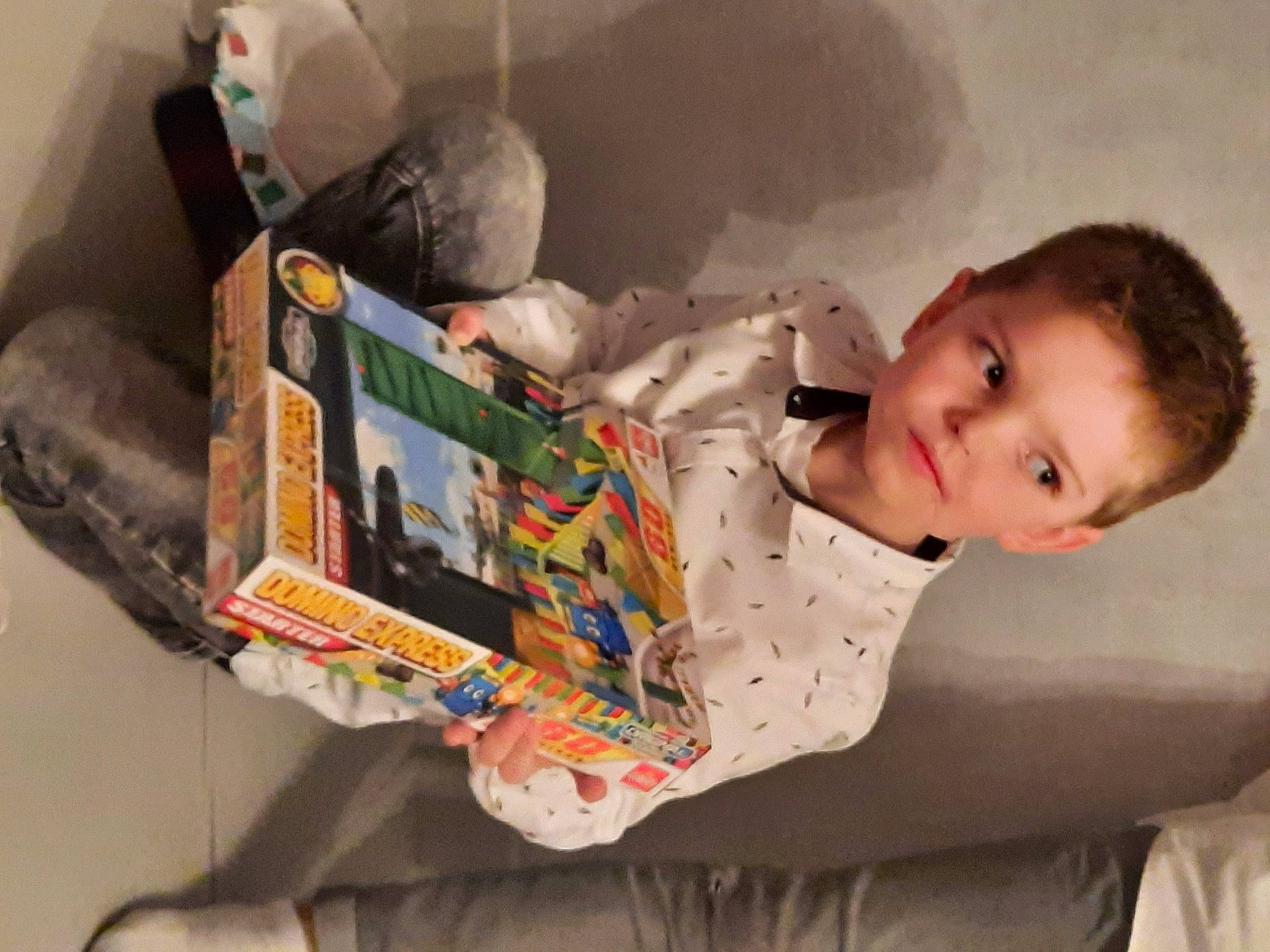 Tim a rejoint le concours — aidez-le/la à gagner de superbes lots ! art, baby, baby_products, baby_toddler_clothing, baby_toys, child, comfort, fun, gadget, happy, linens, person, plastic, plastic_bag, play, room, sitting, smile, textile, toddler