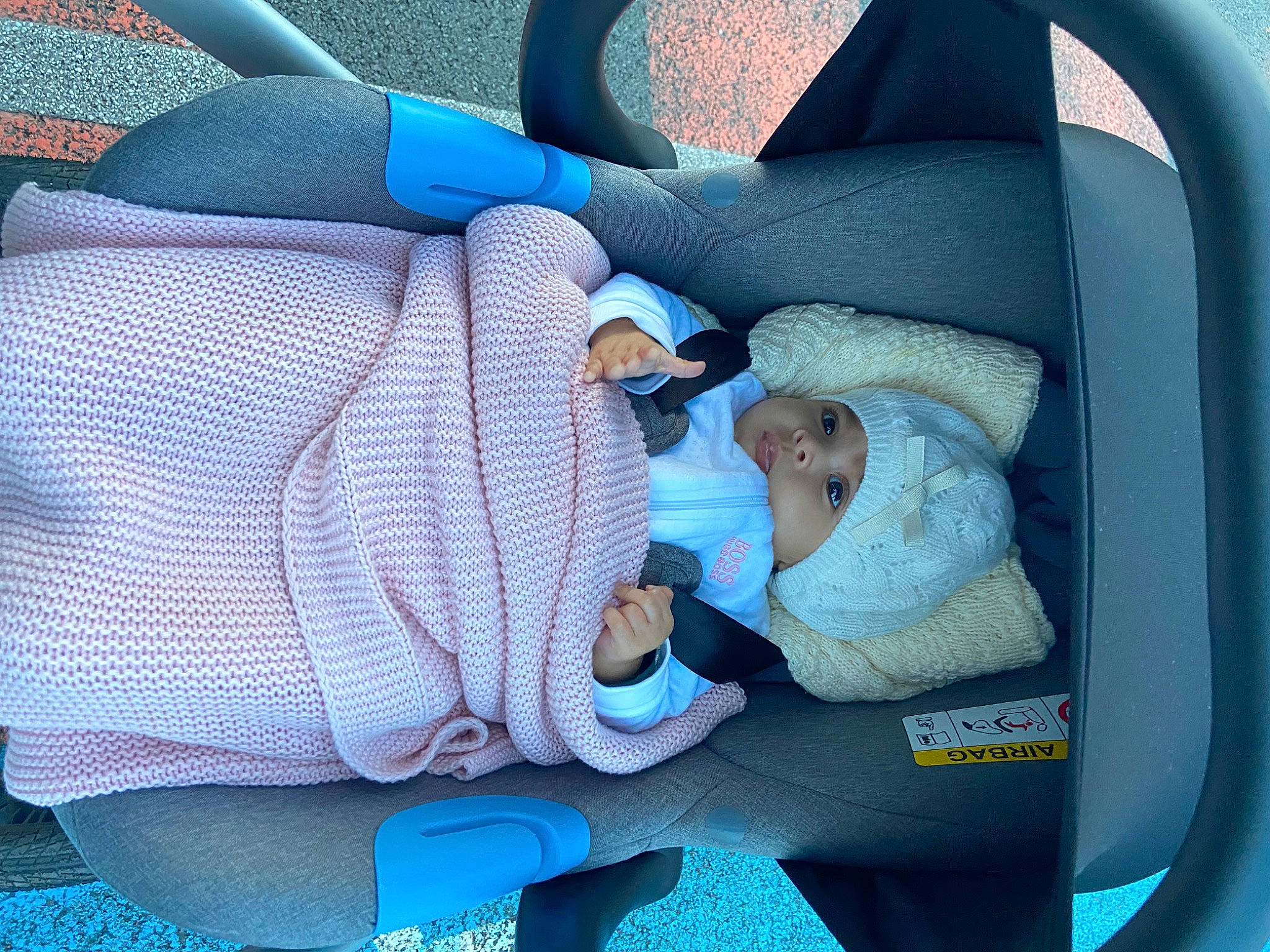 Aya a rejoint le concours — aidez-le/la à gagner de superbes lots ! auto_part, baby, baby_carriage, baby_products, baby_safety, baby_toddler_clothing, blue, car_seat, carmine, child, comfort, electric_blue, fashion_accessory, headwear, pattern, person, toddler