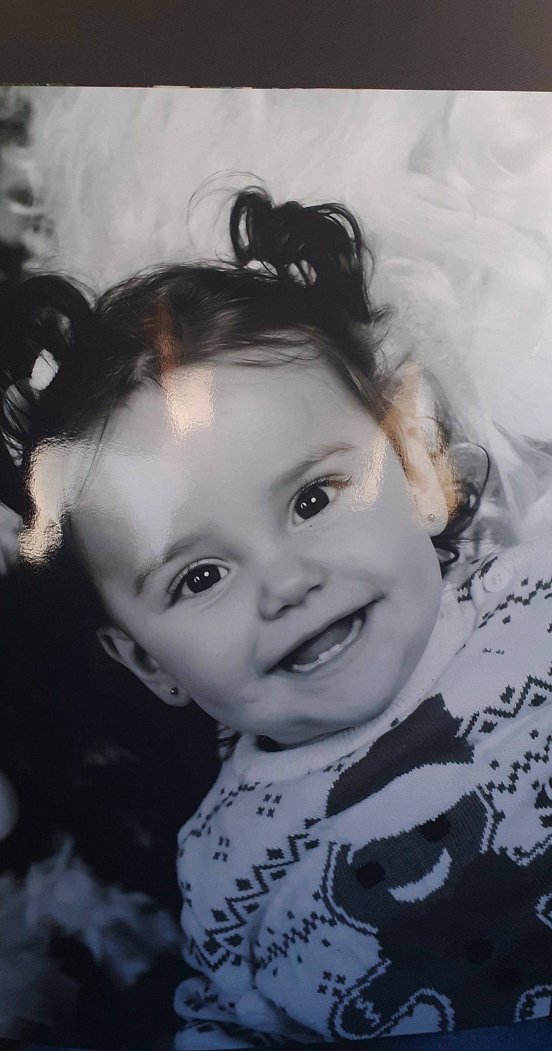 Romy a rejoint le concours — aidez-le/la à gagner de superbes lots ! baby, black_hair, cheek, child, chin, cool, eye, eyebrow, eyelash, flash_photography, happy, headgear, iris, joy, lip, monochrome, nose, person, skin, smile