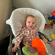 Margaux a rejoint le concours — aidez-le/la à gagner de superbes lots ! baby, child, clothing, colorful, cute, fabric, face, floor, furniture, hand, happy, head, indoor, infant, person, plaything, seat, smiling, stroller, toy